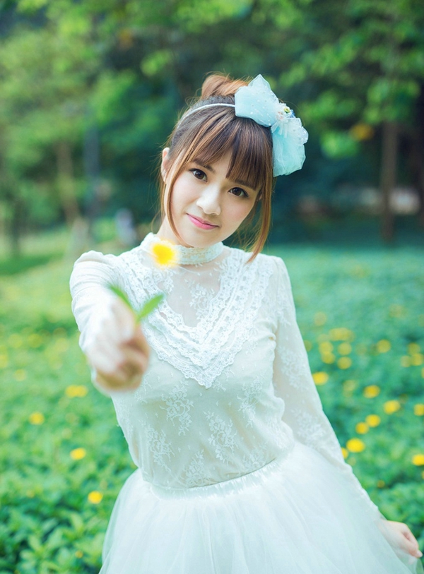 友谊能使人同舟共济，友谊能使人生活充实，五彩缤纷。